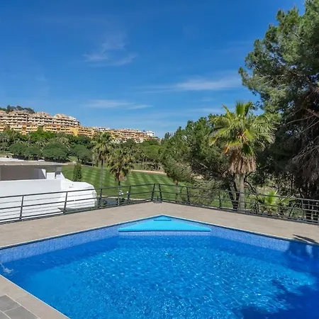 Relaxing Family Retreat With Stunning Golf Views Villa