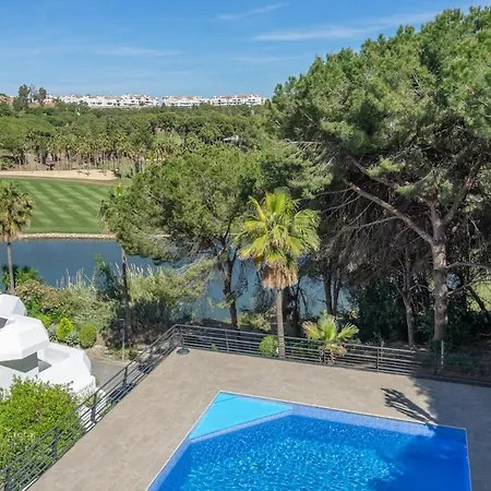 Relaxing Family Retreat With Stunning Golf Views